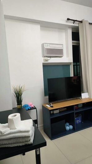 Comfort-Studio, 1 Queen-Bett und Schlafsofa, Poolzugang, Stadtblick | Wohnbereich