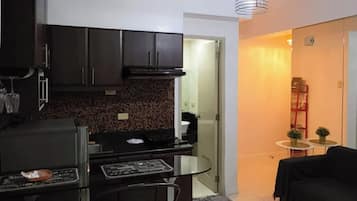 Comfort-Studio, 1 Queen-Bett und Schlafsofa, Poolzugang, Stadtblick | Eigene Kochnische