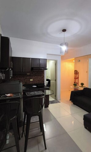 Comfort-Studio, 1 Queen-Bett und Schlafsofa, Poolzugang, Stadtblick | Eigene Kochnische