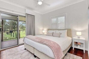 4 bedrooms, iron/ironing board, free WiFi - Lamp Estate (Lovedale)