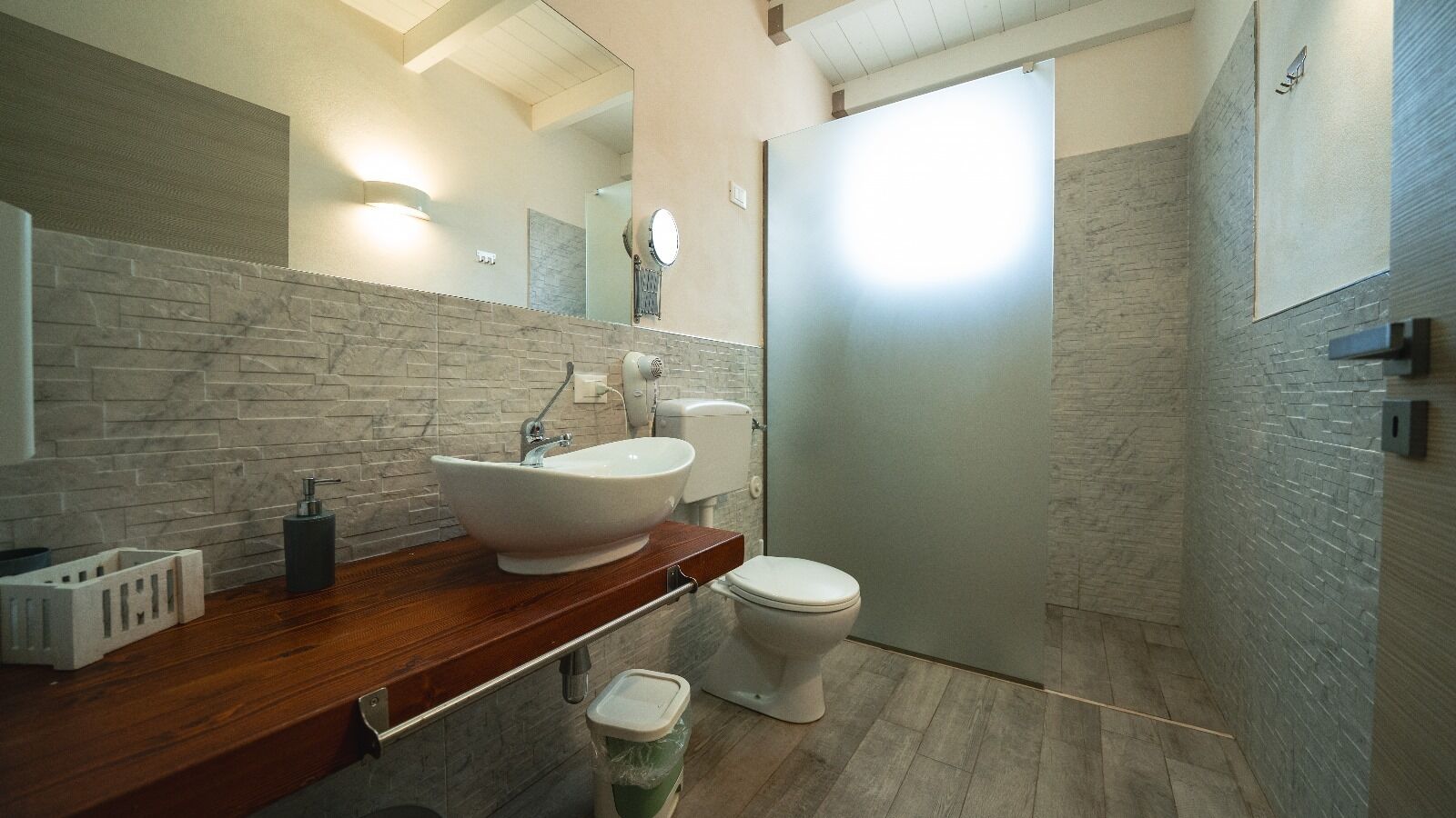 Douche, sèche-cheveux, bidet, serviettes fournies