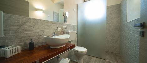Dusche, Haartrockner, Bidet, Handtücher