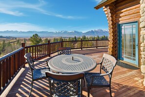 Outdoor dining - Enjoy the striking views of the Bitterroot valley from this well appointed Cabin. The perfect spot to gather and enjoy all Montana has to offer. Whether you're visiting to enjoy the outdoors or for a quiet getaway this home is the perfect basecamp. (Stevensville)