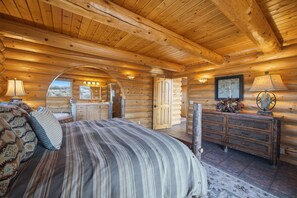 Room - Enjoy the striking views of the Bitterroot valley from this well appointed Cabin. The perfect spot to gather and enjoy all Montana has to offer. Whether you're visiting to enjoy the outdoors or for a quiet getaway this home is the perfect basecamp. (Stevensville)