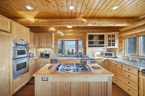 Private kitchen - Enjoy the striking views of the Bitterroot valley from this well appointed Cabin. The perfect spot to gather and enjoy all Montana has to offer. Whether you're visiting to enjoy the outdoors or for a quiet getaway this home is the perfect basecamp. (Stevensville)
