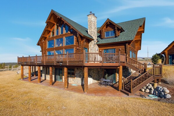 Exterior - Enjoy the striking views of the Bitterroot valley from this well appointed Cabin. The perfect spot to gather and enjoy all Montana has to offer. Whether you're visiting to enjoy the outdoors or for a quiet getaway this home is the perfect basecamp. (Stevensville)