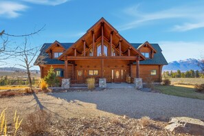 Exterior - Enjoy the striking views of the Bitterroot valley from this well appointed Cabin. The perfect spot to gather and enjoy all Montana has to offer. Whether you're visiting to enjoy the outdoors or for a quiet getaway this home is the perfect basecamp. (Stevensville)