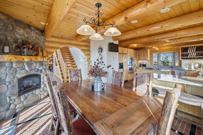 Dining - Enjoy the striking views of the Bitterroot valley from this well appointed Cabin. The perfect spot to gather and enjoy all Montana has to offer. Whether you're visiting to enjoy the outdoors or for a quiet getaway this home is the perfect basecamp. (Stevensville)