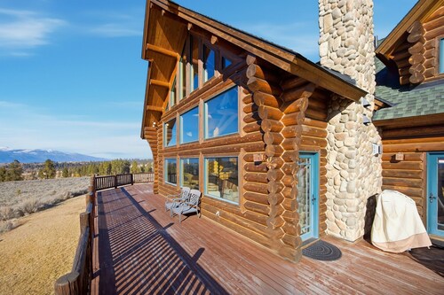 Enjoy the striking views of the Bitterroot valley from this well appointed Cabin. The perfect spot to gather and enjoy all Montana has to offer. Whether you're visiting to enjoy the outdoors or for a quiet getaway this home is the perfect basecamp.