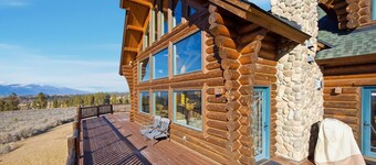 Enjoy the striking views of the Bitterroot valley from this well appointed Cabin. The perfect spot to gather and enjoy all Montana has to offer. Whether you're visiting to enjoy the outdoors or for a quiet getaway this home is the perfect basecamp.