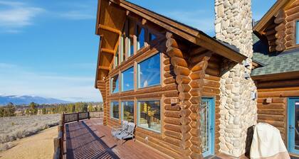 Enjoy the striking views of the Bitterroot valley from this well appointed Cabin. The perfect spot to gather and enjoy all Montana has to offer. Whether you're visiting to enjoy the outdoors or for a quiet getaway this home is the perfect basecamp.