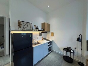 Estudio básico, balcón, vista a la ciudad | Cocina privada