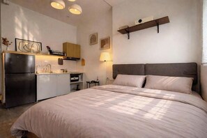 Estudio básico, balcón, vista a la ciudad