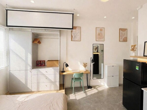 Estudio básico, balcón, vista a la ciudad