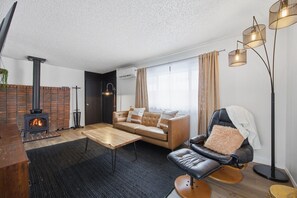 Smart TV y chimenea 