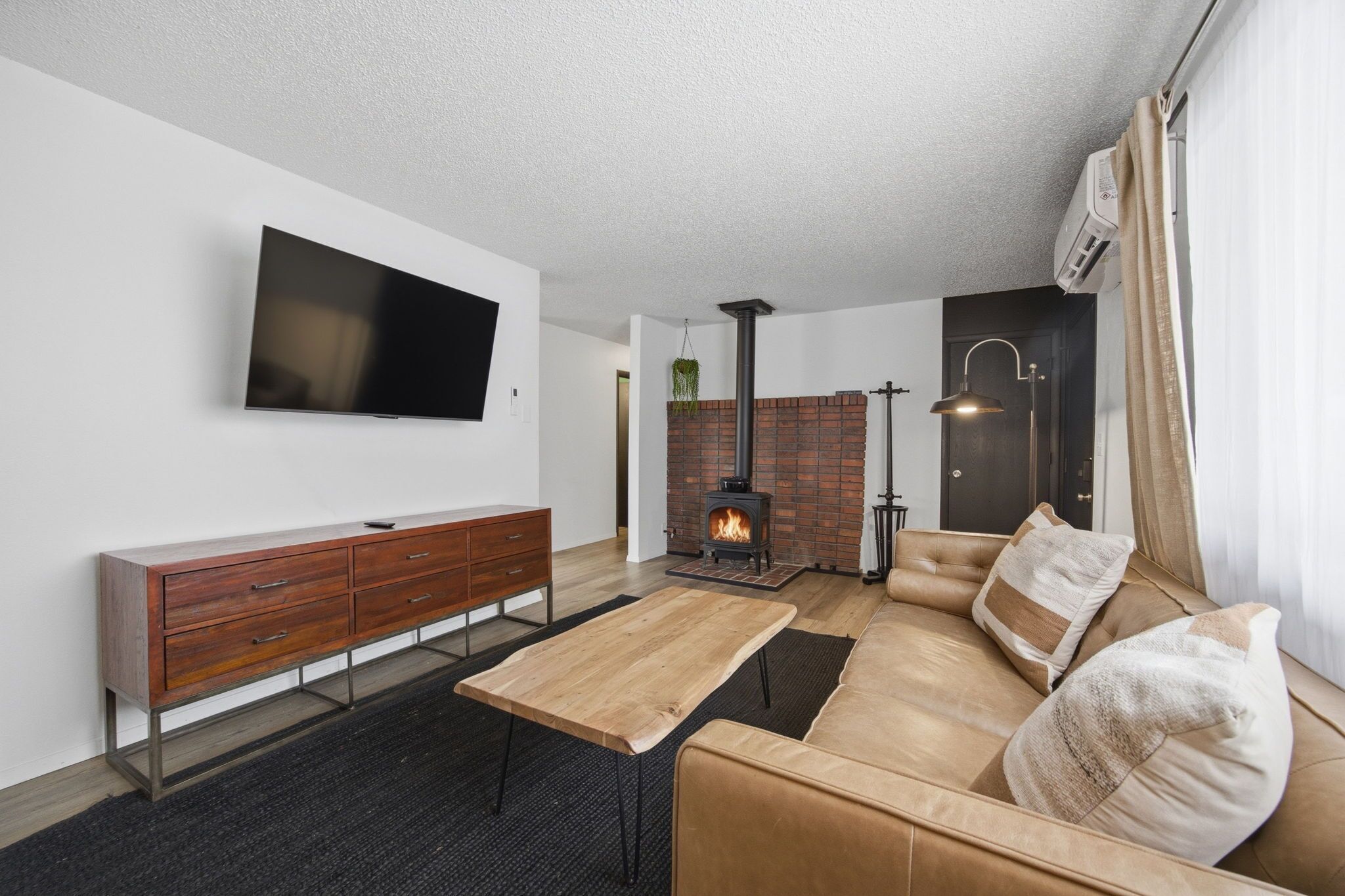 Smart TV, fireplace