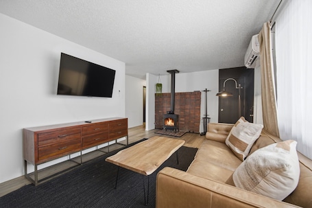 Smart TV, fireplace. Welcome to your Missoula home base! This cozy, newly updated 2-bedroom retreat sits in one of the city’s most desirable locations—right on South Higgins with beautiful views of Mount Sentinel and easy access to everything that makes Missoula special.