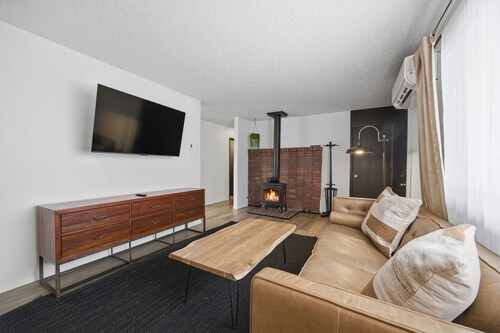 Welcome to your Missoula home base! This cozy, newly updated 2-bedroom retreat sits in one of the city’s most desirable locations—right on South Higgins with beautiful views of Mount Sentinel and easy access to everything that makes Missoula special.