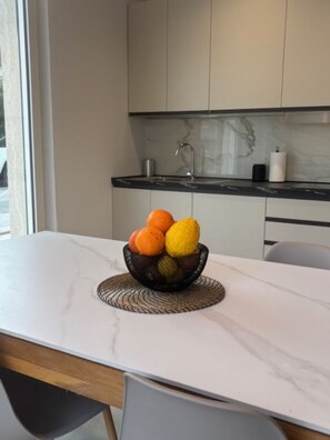 Microwave, oven, stovetop, dishwasher - Levante Apartment (Viareggio)