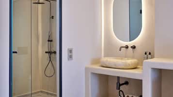Een minibar, verduisterende gordijnen, gratis wifi