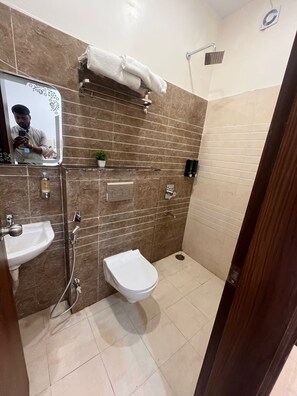 Double Room, Balcony, City View | Bathroom - hotel MorningInn (Prayagraj)