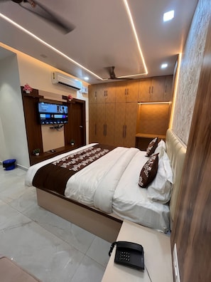 Chambre Double Luxe, balcon, vue ville | Coffres-forts dans les chambres, chambres insonorisées, Wi-Fi gratuit