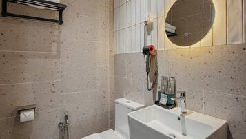Shower, hair dryer, bidet, towels