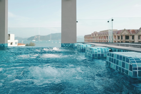 Infinity pool