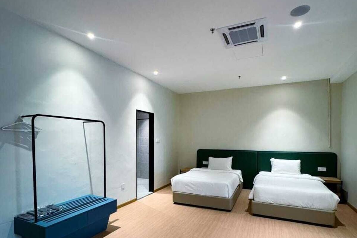 Standard-Vierbettzimmer, Stadtblick | Kostenloses WLAN, Bettwäsche