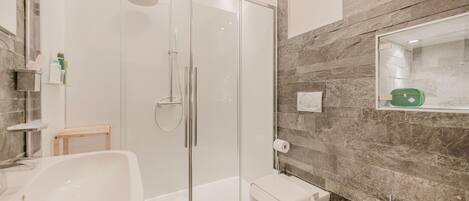 Departamento estándar, vista al patio | Baño | Amenidades de baño gratuitas, secadora de cabello, bidet, toallas