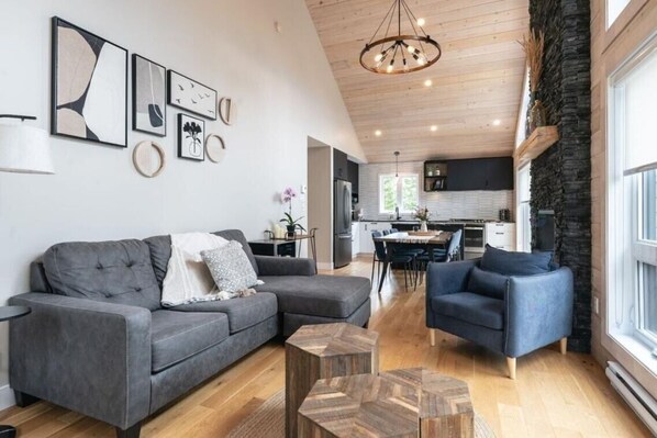 Living area - LE-JASEUR | Upscale chalet with spa nestled in peaceful surroundings (Petite-Rivière-Saint-François)