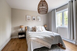 Room - LE-JASEUR | Upscale chalet with spa nestled in peaceful surroundings (Petite-Rivière-Saint-François)