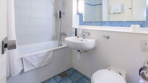 Un bagno con vasca, lavandino, water e doccia.