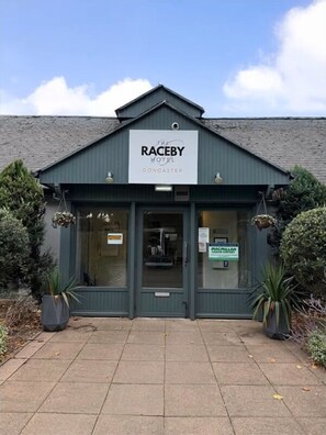 Unclassified image, 3 of 7, button - The Raceby Hotel, Doncaster (Doncaster)