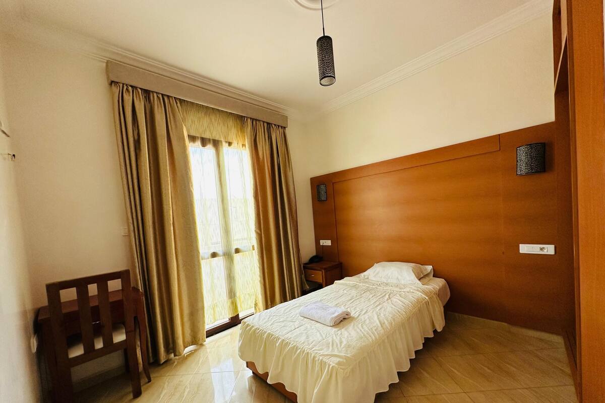 Phòng đơn tiện nghi đơn giản, ban công, quang cảnh thành phố