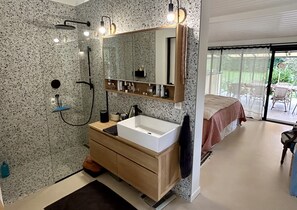 Douche, séchoir à cheveux, serviettes fournies, savon