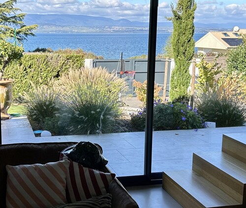 Large family home on Lake Geneva with swimming pool