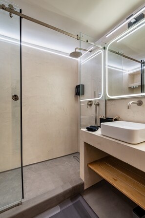 Shower, hair dryer, towels - The Apex Boutique B2 Apartment with Balcony, Wi-Fi, and Air Conditioning (Athina)