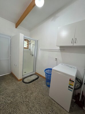 Shower, hair dryer, towels, soap - Muri Homeland Villa N1 (Ngatangiia District)
