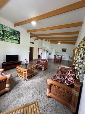 Living area - Muri Homeland Villa N1 (Ngatangiia District)