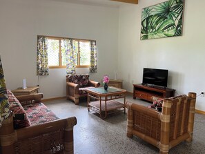 Living area - Muri Homeland Villa N1 (Ngatangiia District)