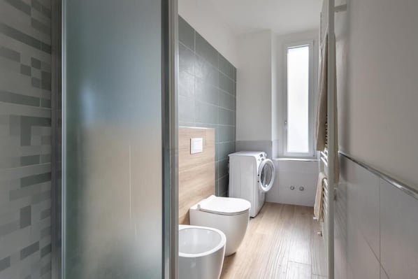 Superior-Apartment, Blick auf den Innenhof | Badezimmer