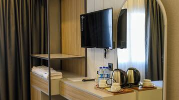 Classic Double Room, Balcony, City View | Interior