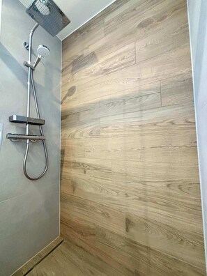 Chuveiro, secador de cabelo, toalhas de banho 