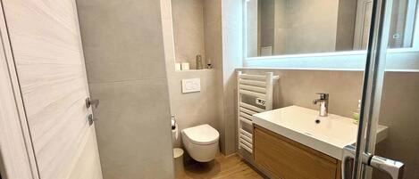 Dusche, Haartrockner, Handtücher