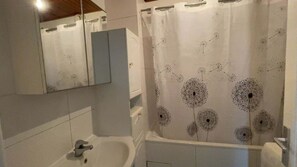 Shower, hair dryer - Spacious 3-Bedroom Apartment Near Basel Airport (Saint-Louis)