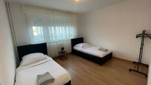 3 bedrooms, iron/ironing board, WiFi, bed sheets - Spacious 3-Bedroom Apartment Near Basel Airport (Saint-Louis)