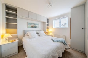 2 bedrooms, iron/ironing board, free WiFi, bed sheets - Light‑Filled Coastal Townhouse with Sweeping Sea Views (Swanage)