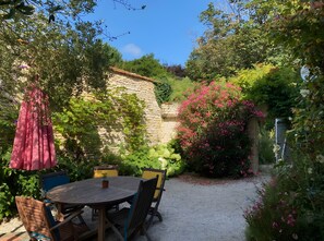 Outdoor dining - Holiday Home 'Aux Agapanthes', Shared Pool, Private Terrace, Landscaped Park, Free Wi-Fi (Aumagne)