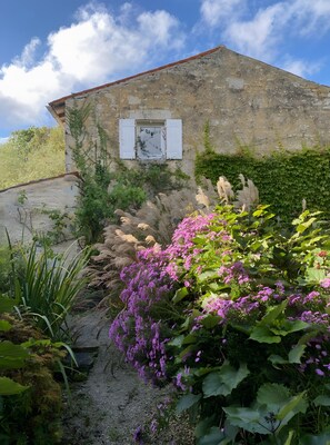 Exterior detail - Holiday Home 'Aux Agapanthes', Shared Pool, Private Terrace, Landscaped Park, Free Wi-Fi (Aumagne)